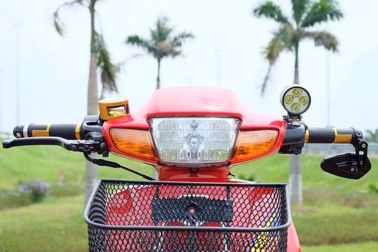 Phần trước chiếc xe được gần như giữ nguyên bản với đèn pha halogen, xi nhan và thậm chí còn có cả giỏ trước như xe của các mẹ đi chợ trước đây. Tuy nhiên trên tay lái của xe đã được trang bị nhiều đồ chơi hấp dẫn.