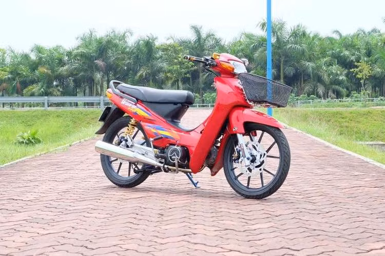 Với sự phổ thông của mình, Honda Wave 110 nhập khẩu từ Thái Lan được khá nhiều dân chơi tại Việt Nam ưa chuộng. Đặc biệt vào cuối những năm 90 - đầu những năm 2000, cùng với "Dream chiến", "Wave Thái đỏ cờ" là 2 mẫu xe thường được dân chơi Hà Nội nêu tên trong các cuộc "bão đêm".