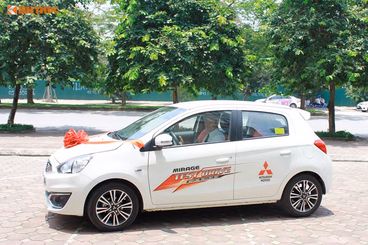 Mirage tại Việt Nam tương đồng với các mẫu xe gia đình cỡ nhỏ khác như; Kia Rio, Hyundai i10 Grand và Mazda2, lớn hơn Chevrolet Spark và nhỏ hơn Ford Fiesta, Toyota Yaris hatchback. Mẫu xe này có tới 6 lựa chọn về màu sắc gồm: Trắng , Xám, Bạc, Đỏ, Cam và Đỏ rượu vang.