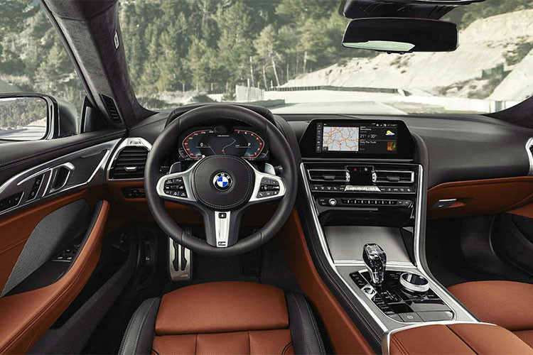 Về nội thất, xe được trang bị vô-lăng 3 chấu, trang bị hiện đại như cụm đồng hồ hỗ trợ lái xe kích thước 10,3 inch ngoài hiển thị các thông số cơ bản như tốc độ, mức tiêu hao nhiên liệu, thông tin hành trình... bảng đồng hồ này còn tích hợp trợ lý ảo; màn hình cảm ứng trung tâm có kích thước 12,3 inch, màn hình hiển thị thông tin trên kính lái HUD.