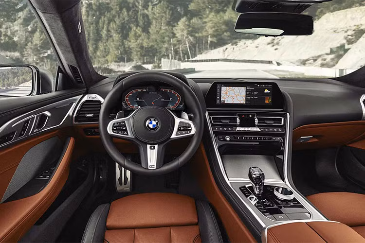 Về nội thất, xe được trang bị vô-lăng 3 chấu, trang bị hiện đại như cụm đồng hồ hỗ trợ lái xe kích thước 10,3 inch ngoài hiển thị các thông số cơ bản như tốc độ, mức tiêu hao nhiên liệu, thông tin hành trình... bảng đồng hồ này còn tích hợp trợ lý ảo; màn hình cảm ứng trung tâm có kích thước 12,3 inch, màn hình hiển thị thông tin trên kính lái HUD.