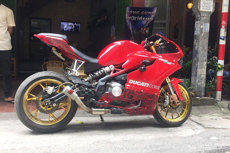 Trước đây, một biker Hà Nội đã từng "chế cháo" chiếc xe môtô giá rẻ BN302 để chiếc xe có dáng của các mẫu sportbike Ducati Panigale. Mới đây nhất, một xưởng độ tại Sài Gòn cũng đã giới thiệu một bản độ Benelli BN302 giống tới 95% so với dòng siêu môtô của Ducati là 1199 Panigale.