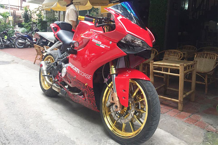 Tại Việt Nam hiện, mẫu xe môtô Benelli BN302 là một trong những lựa chọn xe cỡ nhỏ, giá "mềm" nhất. Dù được rất nhiều biker Việt lựa chọn, tuy nhiên ở dạng nguyên bản BN302 lại có kiểu dáng naked-bike không hấp dẫn và được hãng xe Ý bán cho Trung Quốc. Chính vì vậy, nhiều người chơi xe đã tìm cách để độ lại dáng cho mẫu xe này.