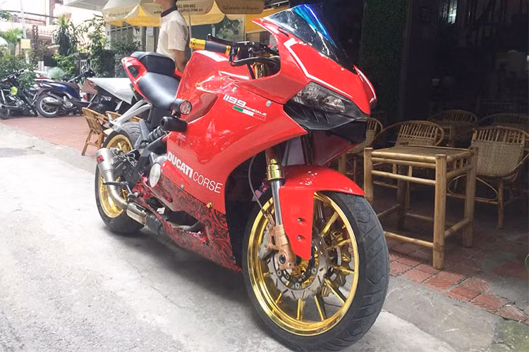 Tại Việt Nam hiện, mẫu xe môtô Benelli BN302 là một trong những lựa chọn xe cỡ nhỏ, giá "mềm" nhất. Dù được rất nhiều biker Việt lựa chọn, tuy nhiên ở dạng nguyên bản BN302 lại có kiểu dáng naked-bike không hấp dẫn và được hãng xe Ý bán cho Trung Quốc. Chính vì vậy, nhiều người chơi xe đã tìm cách để độ lại dáng cho mẫu xe này.