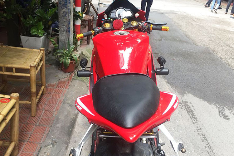 Trên bản độ này chiếc xe đã được thay đổi khá nhiều để ăn khớp với bộ áo Ducati 1199 được mua lại từ nhiều thị trường như Thái Lan hoặc Trung Quốc. Dễ nhận ra hệ thống tay lái clip-on được thay đổi để phù hợp hơn kiểu dáng sportbike, bình xăng được gò lại thấp và trãi dài ra phía sau.