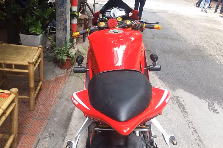 Trên bản độ này chiếc xe đã được thay đổi khá nhiều để ăn khớp với bộ áo Ducati 1199 được mua lại từ nhiều thị trường như Thái Lan hoặc Trung Quốc. Dễ nhận ra hệ thống tay lái clip-on được thay đổi để phù hợp hơn kiểu dáng sportbike, bình xăng được gò lại thấp và trãi dài ra phía sau.