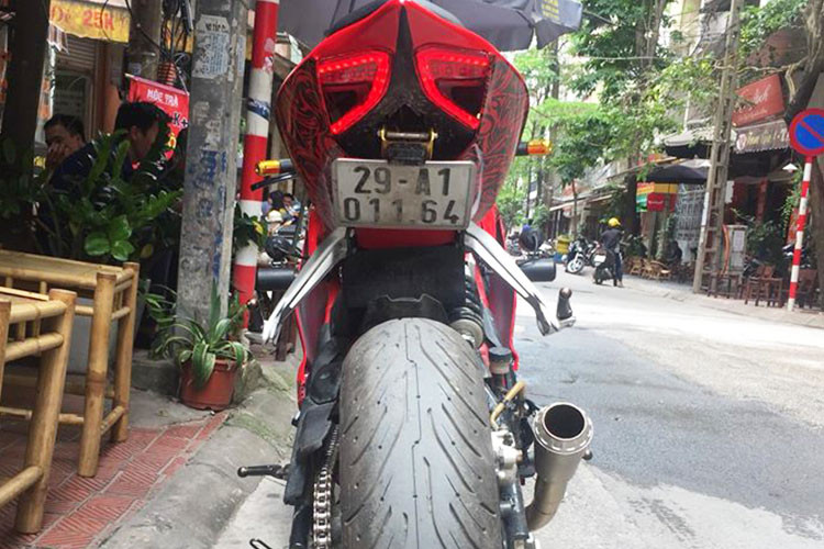 Ở phía sau, phần đuôi xe được vuốt nhọn đầy thể thao của 1199 Panigale cũng được chế khéo léo vào BN302. Đặc biệt, ngay cả cụm đèn hậu LED hình boomerang đặc trưng cũng đã xuất hiện trên chiếc naked-bike giá rẻ này khiên nó không chỉ đẹp mà còn hoạt động bình thường.