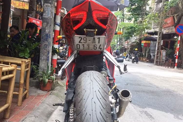 Ở phía sau, phần đuôi xe được vuốt nhọn đầy thể thao của 1199 Panigale cũng được chế khéo léo vào BN302. Đặc biệt, ngay cả cụm đèn hậu LED hình boomerang đặc trưng cũng đã xuất hiện trên chiếc naked-bike giá rẻ này khiên nó không chỉ đẹp mà còn hoạt động bình thường.