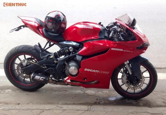 Trước đây, một biker Hà Nội đã từng "chế cháo" chiếc xe môtô Benelli BN302 độ của mình để chiếc xe này có dáng của Ducati 899 Panigale và được cộng đồng chơi xe ủng hộ khá mạnh, thậm chi chiếc xe trong bức ảnh này còn được nhiều diễn đàn và báo chí nước ngoài khen ngợi.