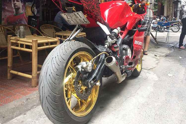 Ngoài việc nâng cấp dàn vỏ, các chi tiết chính của BN302 như khối động cơ, khung, hệ thống phuộc, phanh và bánh xe của BN302 vẫn được giữ nguyên. Chi có bộ mâm xe được sơn lại, một số chi tiết nâng cấp đồ chơi và đáng giá nhất là ống xả Akrapovic cho âm thanh uy lực hơn.