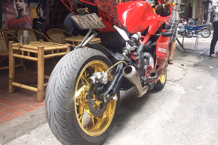 Ngoài việc nâng cấp dàn vỏ, các chi tiết chính của BN302 như khối động cơ, khung, hệ thống phuộc, phanh và bánh xe của BN302 vẫn được giữ nguyên. Chi có bộ mâm xe được sơn lại, một số chi tiết nâng cấp đồ chơi và đáng giá nhất là ống xả Akrapovic cho âm thanh uy lực hơn.