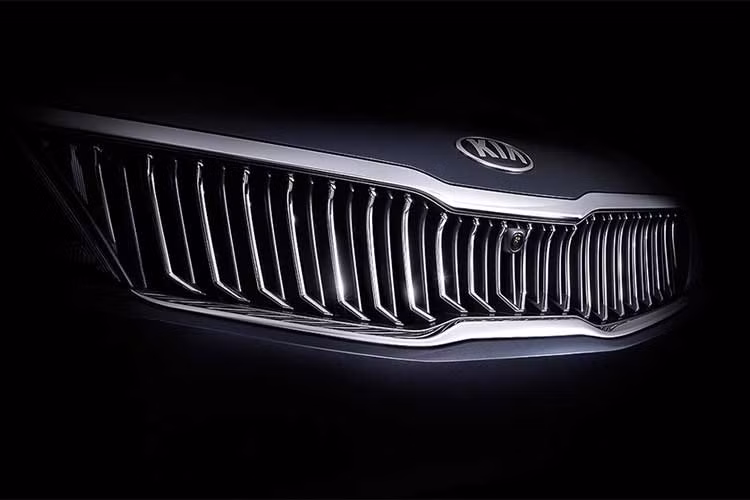 Theo đó, đầu xe được làm lại với phần lưới tản nhiệt nan dọc mảnh mai hơn dù vẫn giữ dáng "mũi hổ" đặc trưng của hãng xe ôtô Kia. 