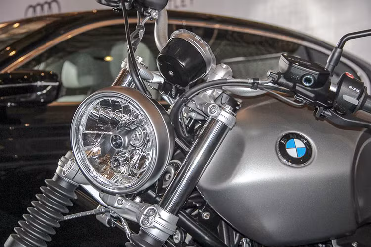 Phần đầu xe nổi bật với đèn pha tròn phong cách cổ điển. Thân xe được thiết kế tối giản, đúng phong cách của dòng xe Scrambler với bình xăng 17 lít bằng thép và thành phần chính trên thân xe chủ yếu là vật liệu nhôm siêu nhẹ, bền bỉ.