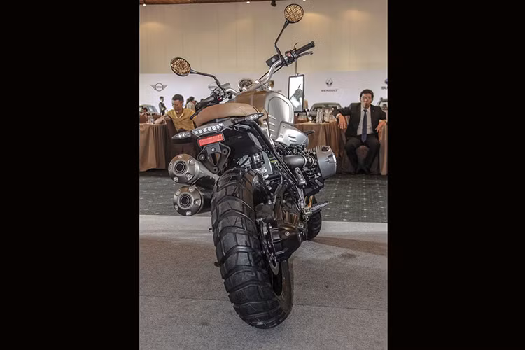 Các khách hàng tại thị trường Việt Nam có thể liên hệ đặt xe ngay từ bây giờ để nhận ưu đãi. Dự kiến, đến tháng 12 năm nay những chiếc BMW R NineT Scrambler 2016 sẽ được phân phối chính hãng với mức giá tham khảo khoảng 660 triệu Đồng.