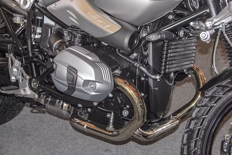 Theo công bố của nhà sản xuất BMW Motorrad, R nine T Scrambler tuân thủ tiêu chuẩn khí thải Euro 4, xe dùng hệ thống làm mát theo kiểu bơm dầu nhớt bôi trơn trong động cơ lên két làm mát đặt ngay phía dưới cụm trợ lực tay lái rồi quay ngược trở lại.