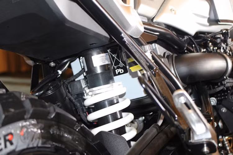 Hệ thống treo của BMW R NineT Scrambler bao gồm phuộc trước dạng truyền thống với phần đầu bọc cao su và gắp đơn Paralever đằng sau. Trang bị an toàn với phanh đĩa đôi 320 mm trước và đơn 265 mm sau có tích hợp hệ thống chống bó cứng phanh ABS tiêu chuẩn.