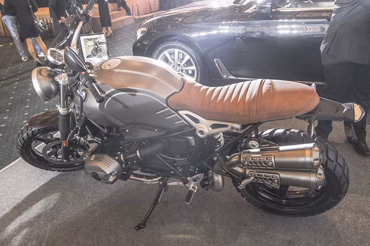 Thân xe không có quá nhiều điểm khác biệt so với phiên bản R NineT thường, ngoại trừ phần đuôi đơn rộng hơn dành cho người ngồi phía sau. Bên cạnh đó, yên xe mới cho phép lái xe đứng lên dễ dàng hơn khi gặp đường xóc hay gồ ghề.