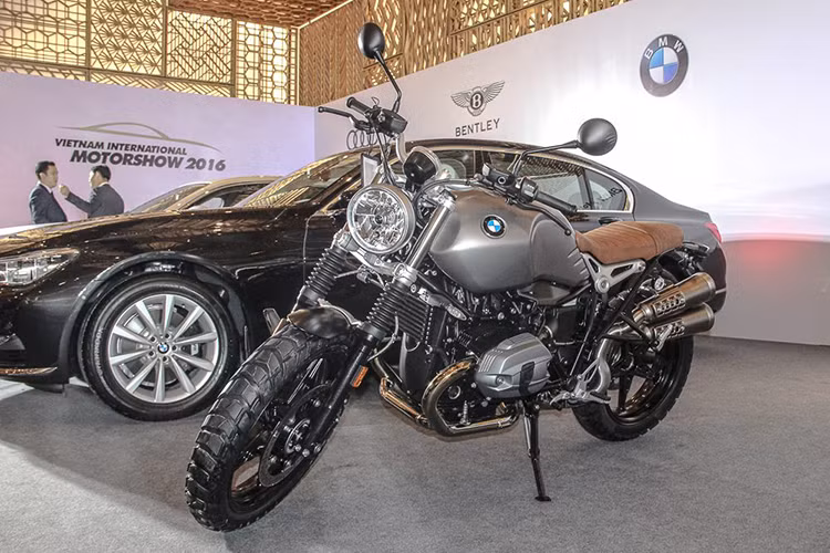  Được ra mắt lần đầu tại triển lãm EICMA năm ngoái, BMW R NineT Scrambler là sự "hồi sinh" một trang sử trong thập niên 60-70 của hãng, khi những chiếc xe có lốp gai và ống xả đặt cao "chinh phục" tất cả những cung đường từ thành thị tới đường đất.