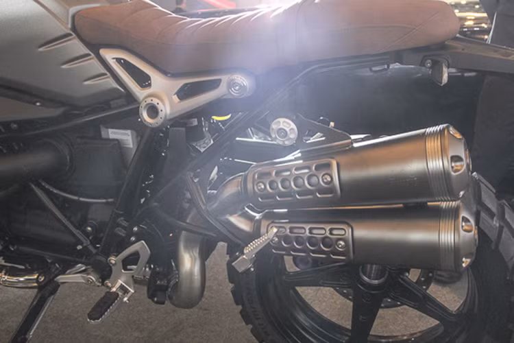 Theo đúng phong cách Scrambler, ống xả của xe được đặt cao ở phía bên trái xe, khách hàng có nhu cầu có thể thay lon pô Akrapovic hiệu năng cao. Ngoài ra, BMW còn đưa ra một loạt các phụ kiện tùy chọn dành cho xe để biến nó trở thành một chiếc scrambler đường đất thực thụ.