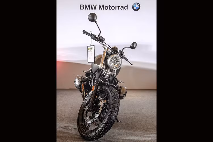 BMW R NineT Scrambler mới sẽ ra mắt chính thức tại Triển lãm Ôtô quốc tế Việt Nam 2016 (VIMS 2016) vào tháng 10 tới đây tại TP HCM. Theo thông tin từ nhà phân phối BMW Motorrad Việt Nam, tại VIMS 2016, họ cũng sẽ cho ra mắt mẫu naked-bike đang được nhiều biker Việt chờ đợi, đó chính là G310R.
