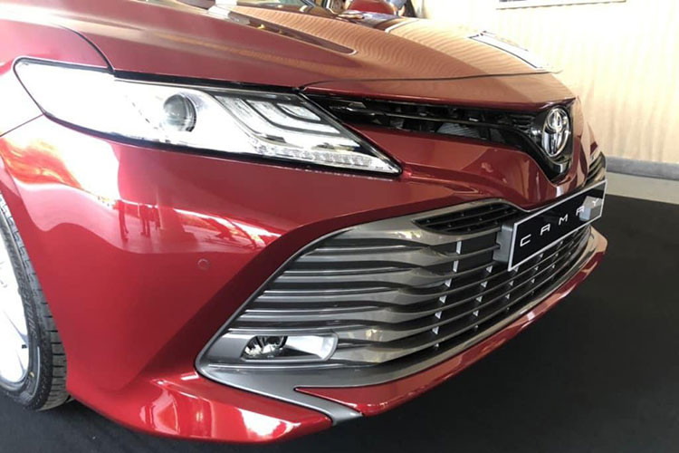 Theo tìm hiểu, ngoài chiếc xe Toyota Camry 2.5Q 2019 mới có ngoại thất màu đỏ đang được trưng bày này thì trong kho của Toyota Việt Nam còn có 2 chiếc khác mang ngoại thất màu trắng và đen. Ngoài ra, phiên bản 2.5Q cũng là phiên bản cao cấp nhất trên dòng xe Camry.