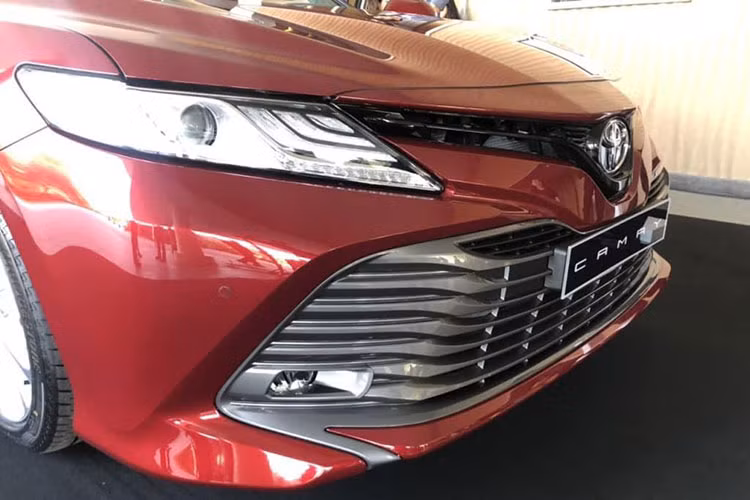 Theo tìm hiểu, ngoài chiếc xe Toyota Camry 2.5Q 2019 mới có ngoại thất màu đỏ đang được trưng bày này thì trong kho của Toyota Việt Nam còn có 2 chiếc khác mang ngoại thất màu trắng và đen. Ngoài ra, phiên bản 2.5Q cũng là phiên bản cao cấp nhất trên dòng xe Camry.