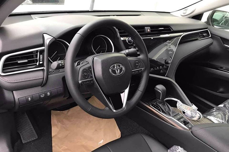 Bước vào không gian nội thất, Camry 2.5Q 2019 vẫn giữ nguyên phong cách sang trọng như các đời trước với nhiều chi tiết bọc da, ốp gỗ. Thiết kế khoang nội thất này cũng mang tới sự trẻ trung và hiện đại hơn.