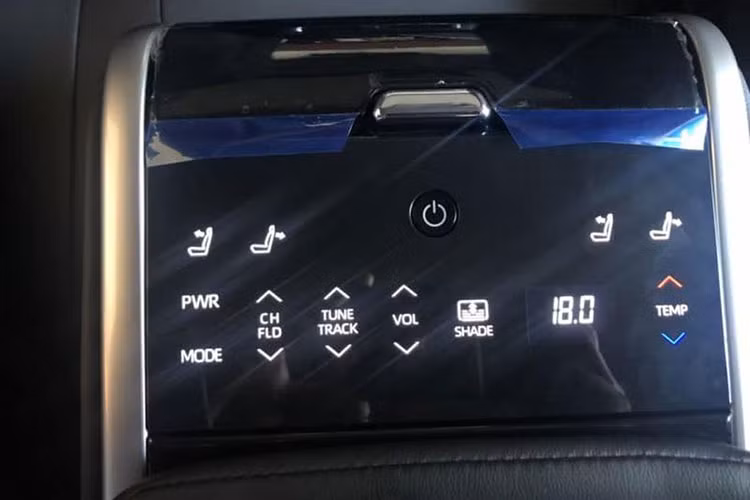 Toàn bộ các bản trang bị của Toyota Camry 2019 đều có 7 túi khí trong khi bản cao cấp có 9 túi khí. Các trang bị an toàn khác của xe còn có hệ thống cân bằng điện tử, kiểm soát lực bám đường, chống bó cứng phanh ABS, phân bổ lực phanh điện tử,... Trong khi đó, gói an toàn Toyota Safety Sense dành riêng cho bản cao cấp nhất.