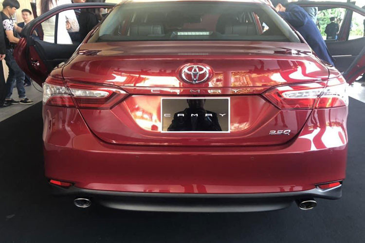 Về thiết kế, Toyota Camry 2019 sở hữu phong cách thiết kế mang tính "lột xác" so với phiên bản hiện hành. Phần đầu xe với lưới tản nhiệt hình chữ X cỡ lớn kết hợp cùng hệ thống đèn chiếu sáng công nghệ mới Hi-LED.