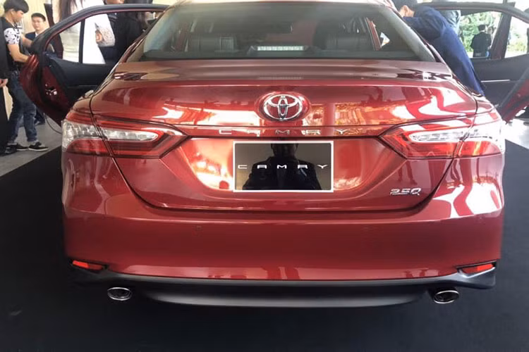 Về thiết kế, Toyota Camry 2019 sở hữu phong cách thiết kế mang tính "lột xác" so với phiên bản hiện hành. Phần đầu xe với lưới tản nhiệt hình chữ X cỡ lớn kết hợp cùng hệ thống đèn chiếu sáng công nghệ mới Hi-LED.