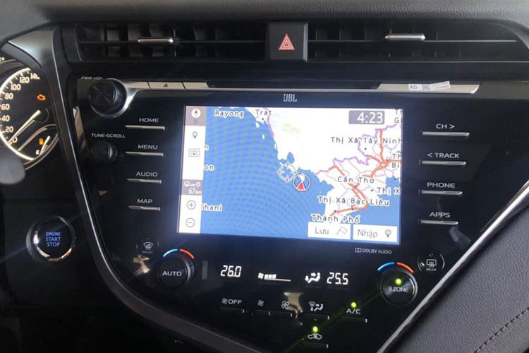 Xe cũng được trang bị hai đồng hồ Analog hai bên cùng một màn hình LCD ở giữa dễ nhìn và hiện đại. Màn hình giải trí trung tâm LCD với cách bố trí hợp lý và đơn giản tích hợp bản đồ định vị... Hàng ghế sau cũng được chỉnh điện để giúp người ngồi có cảm giác thoải mái hơn.