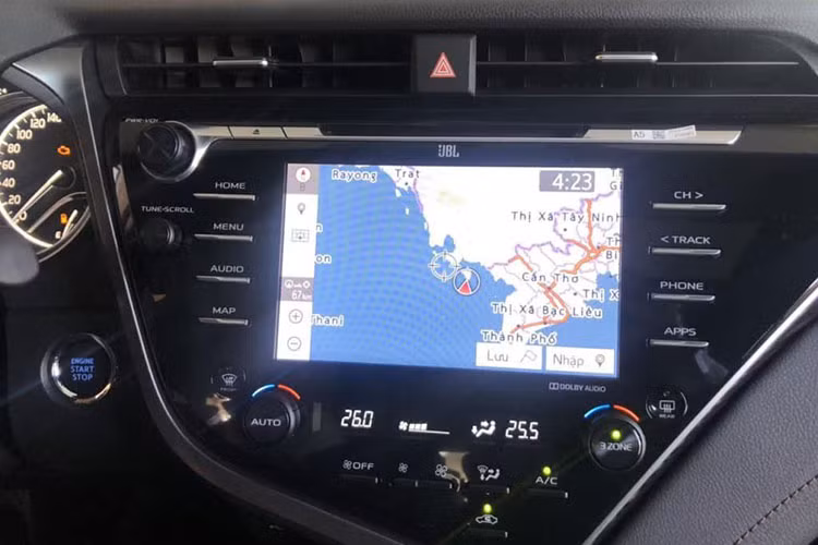 Xe cũng được trang bị hai đồng hồ Analog hai bên cùng một màn hình LCD ở giữa dễ nhìn và hiện đại. Màn hình giải trí trung tâm LCD với cách bố trí hợp lý và đơn giản tích hợp bản đồ định vị... Hàng ghế sau cũng được chỉnh điện để giúp người ngồi có cảm giác thoải mái hơn.