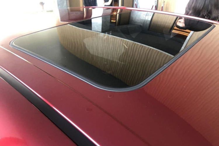 Toyota Camry 2.5Q 2019 mới cũng sẽ được trang bị cửa sổ trời. Đây là điểm đặc biệt so với các phiên bản đang bán ra tại thị trường Việt Nam.