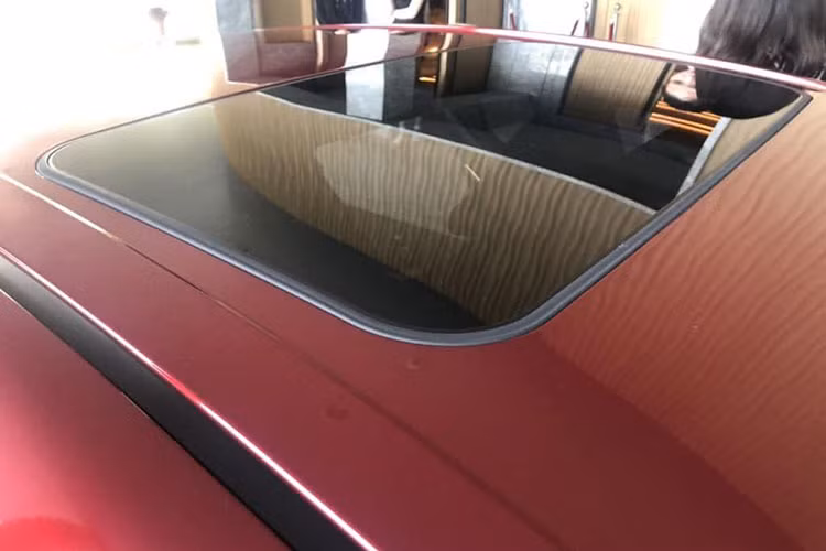 Toyota Camry 2.5Q 2019 mới cũng sẽ được trang bị cửa sổ trời. Đây là điểm đặc biệt so với các phiên bản đang bán ra tại thị trường Việt Nam.