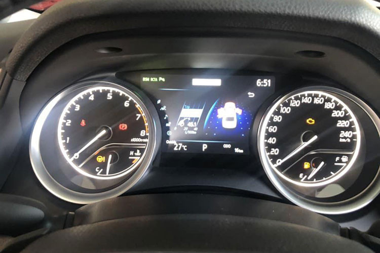 Các option cao cấp mà hiếm khi nào xuất trên các mẫu xe Toyota đều được trang bị trên Camry 2.5Q 2019 như ghế lái chỉnh điện tích hợp nhớ 2 vị trí, gương chiếu hậu gập và chỉnh điện, có chức năng tự gập khi khoá xe. Hệ thống âm thanh 9 loa JBL, điều hoà tự động 3 vùng độc lập. Ngoài ra còn có sưởi kính trước và sau.