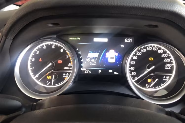 Các option cao cấp mà hiếm khi nào xuất trên các mẫu xe Toyota đều được trang bị trên Camry 2.5Q 2019 như ghế lái chỉnh điện tích hợp nhớ 2 vị trí, gương chiếu hậu gập và chỉnh điện, có chức năng tự gập khi khoá xe. Hệ thống âm thanh 9 loa JBL, điều hoà tự động 3 vùng độc lập. Ngoài ra còn có sưởi kính trước và sau.