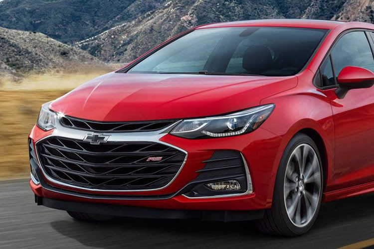 Toàn bộ dòng Cruze 2019 tại Mỹ, bao gồm cả kiểu dáng sedan và hatchback, đều được trang bị lưới tản nhiệt mới, đèn hậu LED và bộ vành khác biệt. Trong đó, lưới tản nhiệt trên và dưới được tách riêng bằng một thanh mạ crôm đi kèm logo hình chữ thập của nhãn hiệu Chevrolet.