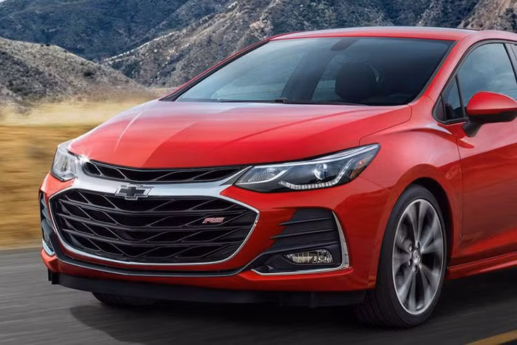 Toàn bộ dòng Cruze 2019 tại Mỹ, bao gồm cả kiểu dáng sedan và hatchback, đều được trang bị lưới tản nhiệt mới, đèn hậu LED và bộ vành khác biệt. Trong đó, lưới tản nhiệt trên và dưới được tách riêng bằng một thanh mạ crôm đi kèm logo hình chữ thập của nhãn hiệu Chevrolet.