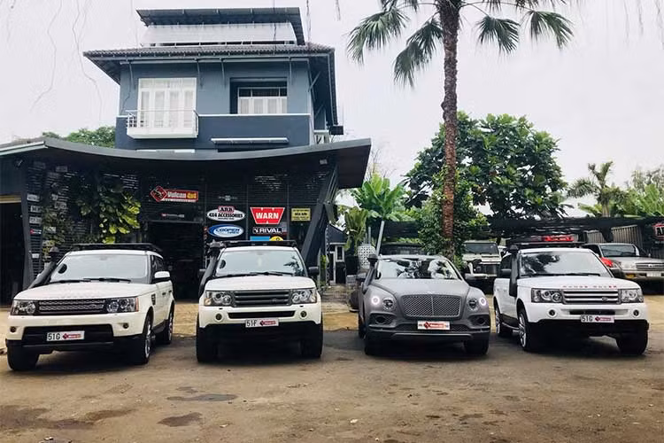 Chuyên về SUV, nhưng Land Rover định hình rõ dòng Range Rover là SUV đi phố, trong khi Discovery chuyên về off-road nhưng đây là là thú chơi riêng và phong cách của những đại gia siêu xe này. 