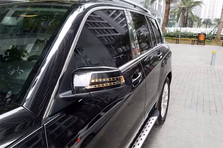 Đuôi xe nổi bật với cụm đèn hậu dạng LED, hệ thống ống xả đơn đặt đối xứng hai bên. Đặc biệt, ngoại thất của chiếc Mercedes-Benz GLK300 4Matic này được chủ nhân gắn thêm khá nhiều ốp kim loại sáng bóng.