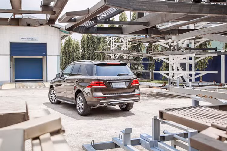 Không chỉ liên kết về mặt định vị và tên gọi sản phẩm, sự tương đồng giữa GLE với E-Class thể hiện rõ nét ở thiết kế của cụm đèn hậu LED tinh tế và bắt mắt. Chụp ống xả kép mạ chrome tích hợp với cản sau giúp phần đuôi xe vừa tối giản lại vừa sang trọng.