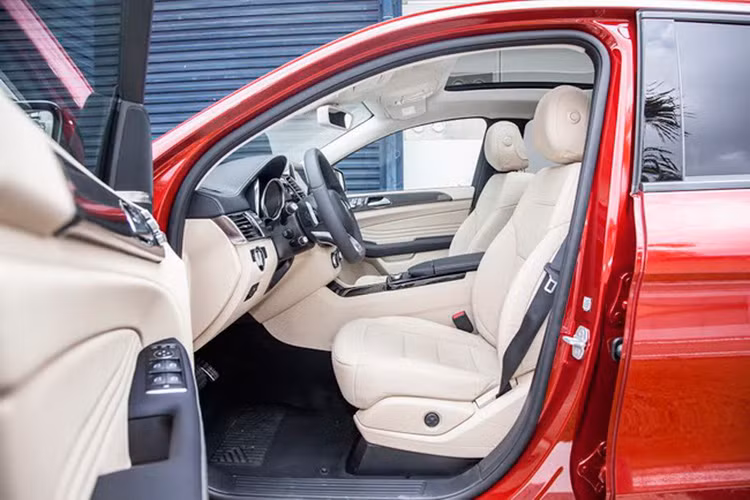 Hướng đến phong cách thể thao, năng động nhưng GLE Coupé không hề mất đi sự thoải mái, tiện nghi truyền thống của Mercedes-Benz.