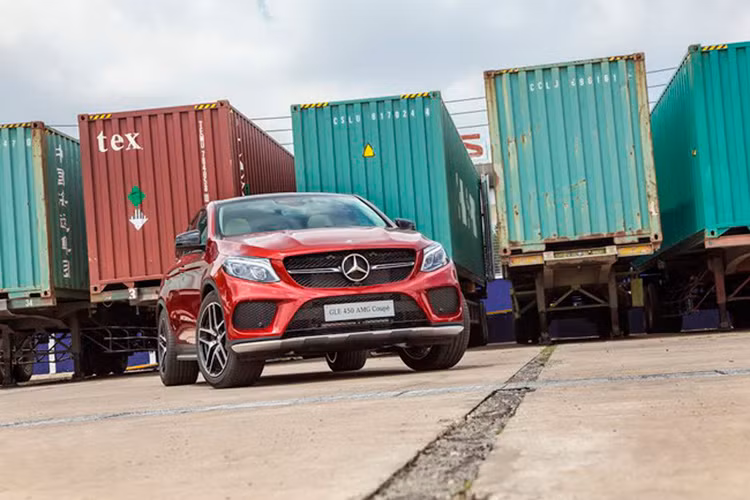 Ngoài ra, cụm điều khiển DYNAMIC SELECT cung cấp 4 chế độ vận hành trên GLE 400 4MATIC Coupé (Comfort, Sport, Slippery, Individual) và 5 chế độ trên GLE 450 AMG 4MATIC Coupé (Comfort, Sport, Sport+, Slippery và Individual).