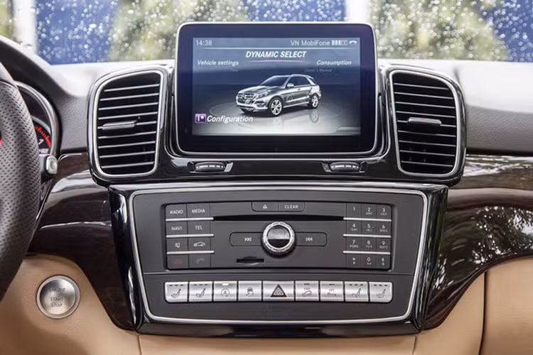 Xe được trang bị cụm điều khiển Dynamic Select cho phép chủ sỡ hữu có thể lựa chọn 5 chế độ lại cụ thể: "Comfort", "Sport", "Slippery", "Individual" và “Offroad”. 