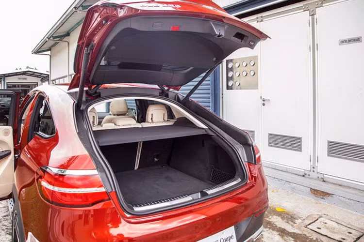 Xe trang bị những tính năng vượt trội như cửa hít tự động, Camera 3600, CPA Plus, cửa sổ trời siêu rộng panoramic, ghế sưởi &amp; thông gió, dẫn đường và định vị GPS hay âm thanh vòm Harman Kardon.