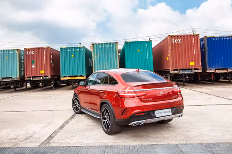  GLE coupé sở hữu ngoại hình dễ nhận diện với bộ body kit thể thao AMG hầm hố và mâm 21 inch 5 chấu kép đi kèm với lốp sau kích thước tới 315/40R21. Xe sở hữu thiết kế vòm mái uyển chuyển, buông thấp dần từ trước ra sau kết hợp với đường gờ vai cao cùng khuôn cửa sổ hạ thấp. 