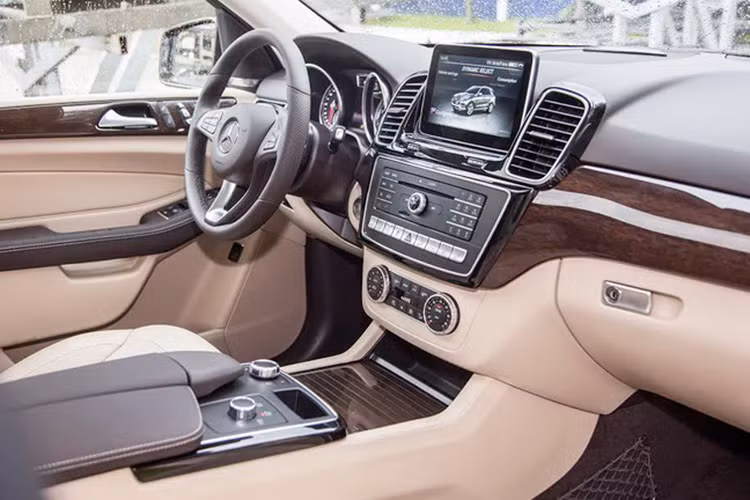 Nội thất của GLE cũng được nhà sản xuất xe hơi Đức ưu ái khi trang bị vô-lăng 3 chấu, bảng đồng hộ dạng 2 ống xả và màn hình trung tâm 8 inch. Khoang cabin độc đáo với đèn viền có thể thay đổi 3 màu sắc đẹp mắt trong đêm.