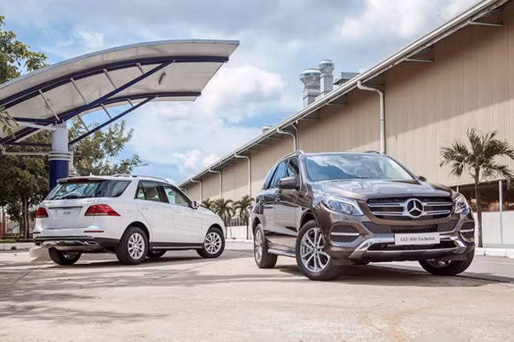  Mercedes-Benz GLE mới với đầu xe nổi bật với lưới tản nhiệt 2 nan mạ chrome dốc đứng với ngôi sao 3 cánh đặc trưng nằm giữa, cùng cụm đèn trước công nghệ Full-LED thông minh được tạo dáng sắc sảo.