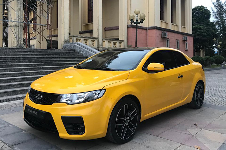 Ở thời điểm 2010, mẫu xe Kia Forte Koup là lựa chọn dành cho các khách hàng trẻ tìm kiếm một chiếc ôtô 2 cửa kiểu dáng thể thao có giá bán “dễ chịu”. Mẫu xe này nhập khẩu nguyên chiếc từ Hàn Quốc nên chất lượng cũng như các trang bị tiện nghi của xe được nhiều người đánh giá cao.