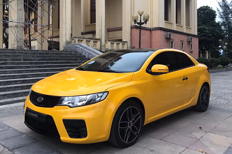 Ở thời điểm 2010, mẫu xe Kia Forte Koup là lựa chọn dành cho các khách hàng trẻ tìm kiếm một chiếc ôtô 2 cửa kiểu dáng thể thao có giá bán “dễ chịu”. Mẫu xe này nhập khẩu nguyên chiếc từ Hàn Quốc nên chất lượng cũng như các trang bị tiện nghi của xe được nhiều người đánh giá cao.